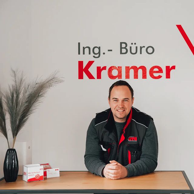 Yannick Kramer am Schreibtisch