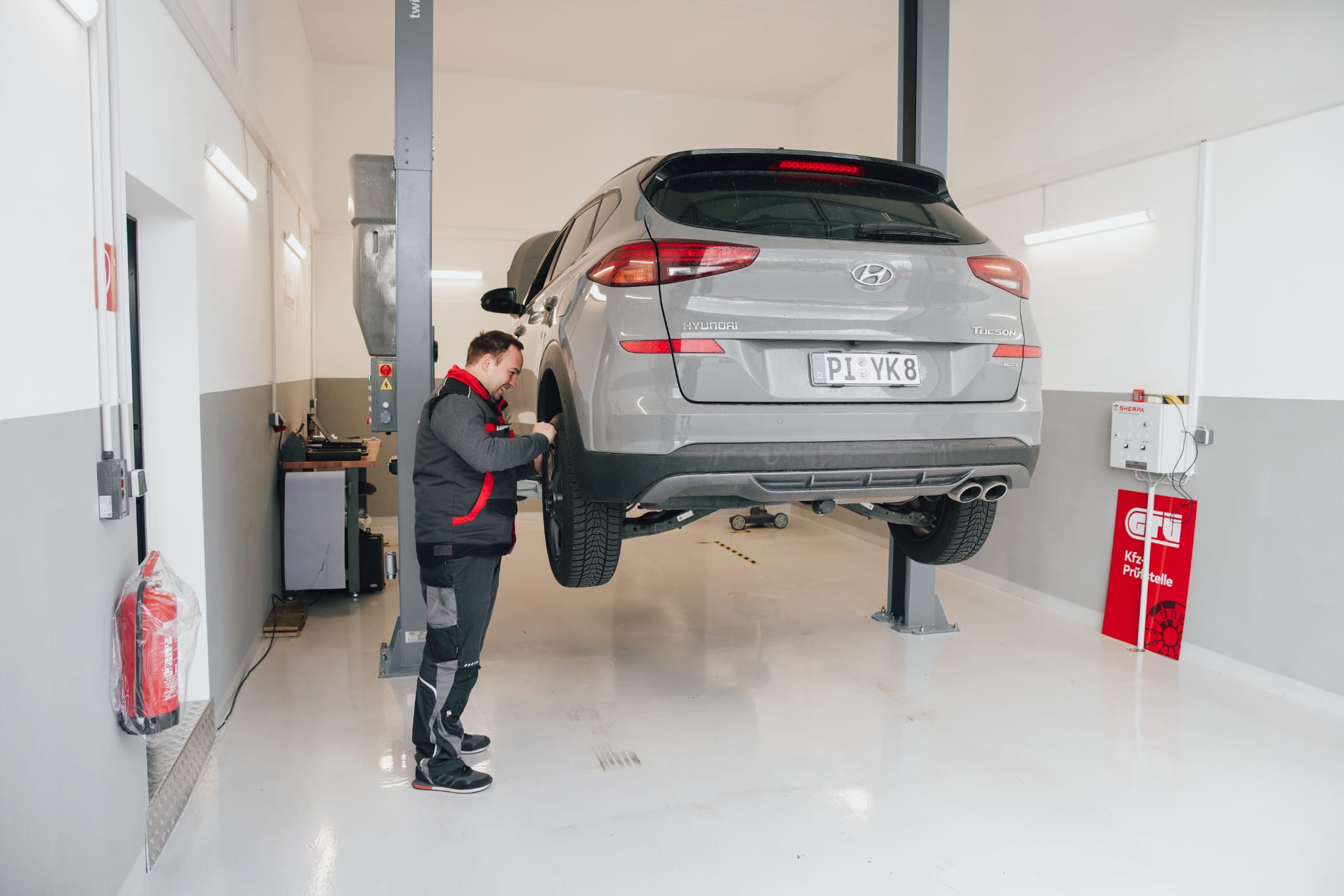 Prüfhalle mit Hebebühne